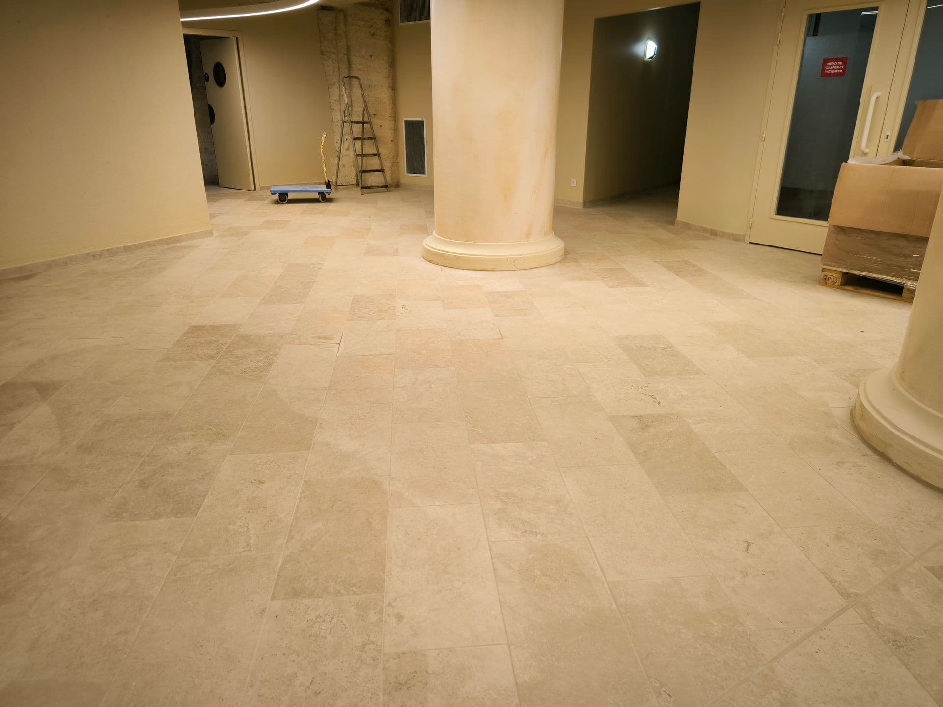 Chantier CPHS - Carrelage travertin en Haute-Saintonge